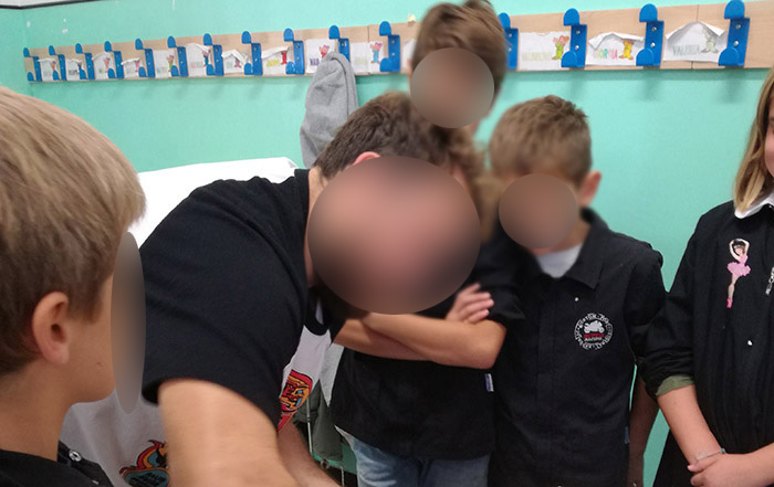 Bambini che osservano come fare la carta da materiale riciclato