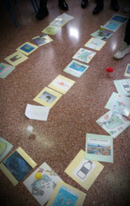 Cartoline con foto che mostrano la plastica che c'è nel mare