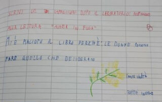 Frasi scritte su un quaderno da un bambino