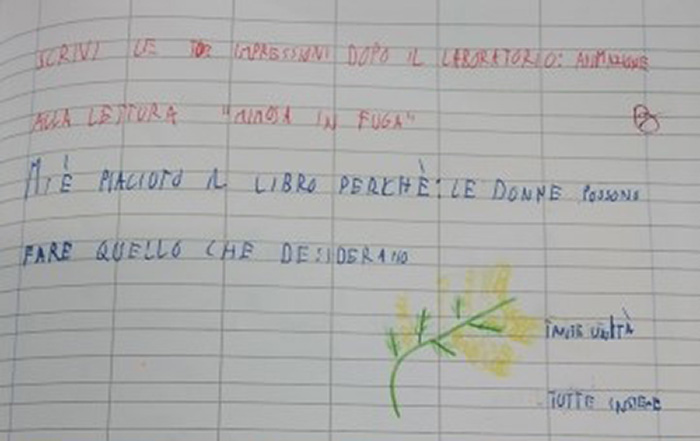 Frasi scritte su un quaderno da un bambino