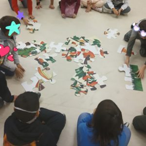 Bambini costruiscono un puzzle
