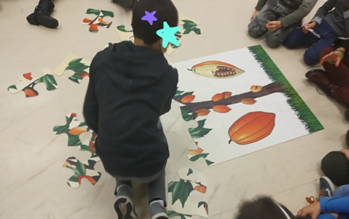 Bambini costruiscono un puzzle
