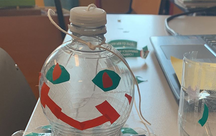 Viso creato dai bambini con una bottiglia