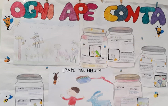 Cartellone dei bambini ogni ape conta