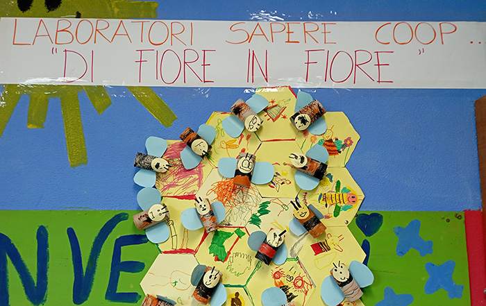 cartellone laboratorio di fiore in fiore in cui sono presenti alcune api fatte con materiali di riciclo