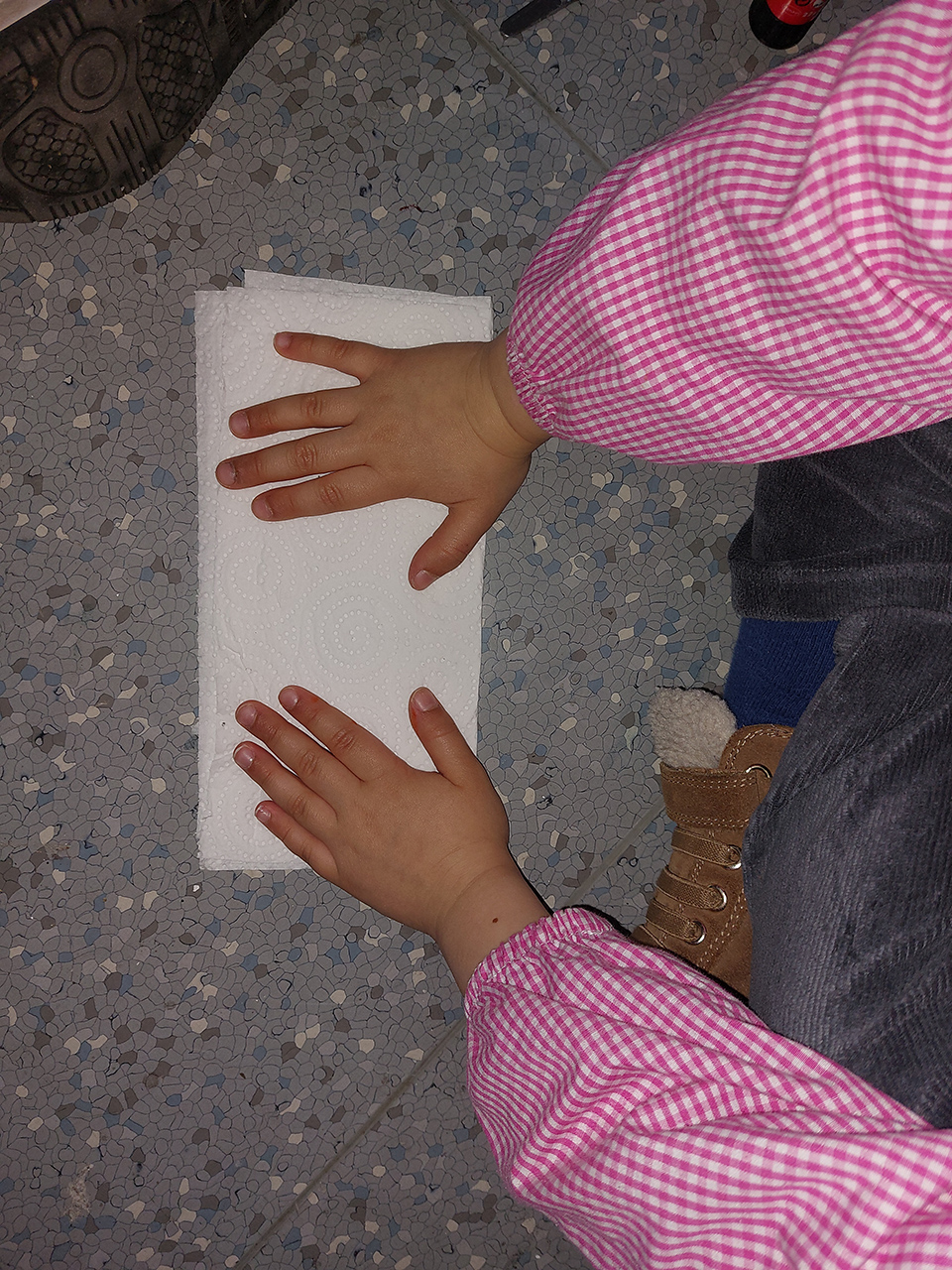 mani di bambina su un foglio mani di bambina su un foglio