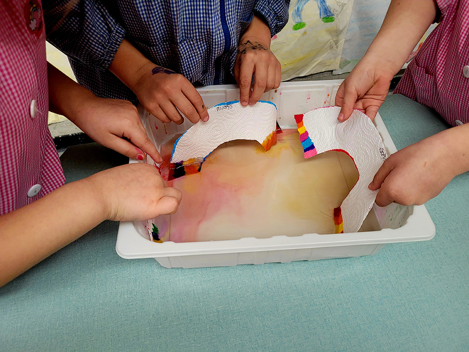 bacinella in cui i bambini immergono fogli bacinella in cui i bambini immergono fogli
