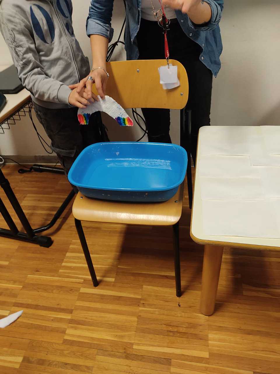 bambino accanto a sedia su cui c’è una bacinella con acqua bambino accanto a sedia su cui c'è una bacinella con acqua