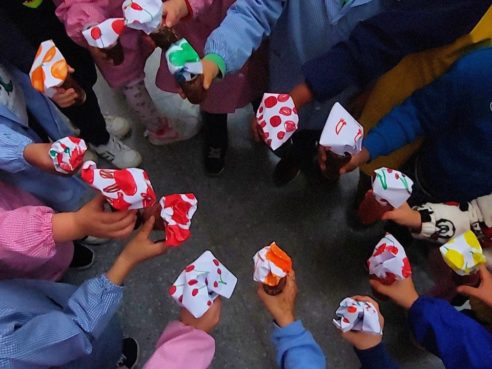 bambini con lavoretti di carta in mano bambini con lavoretti di carta in mano