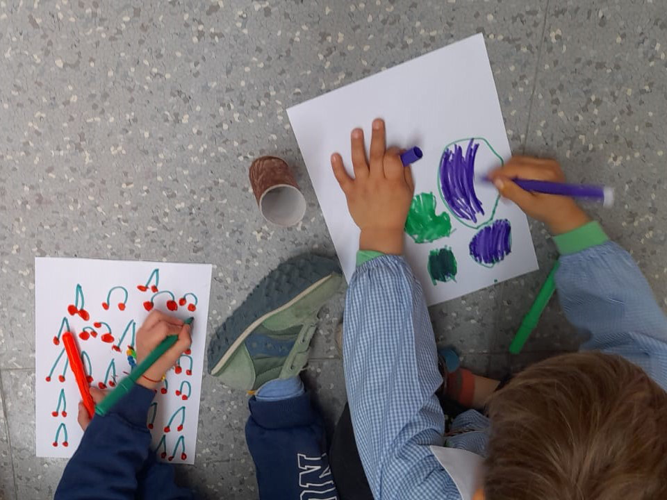 bambini che disegnano bambini che disegnano