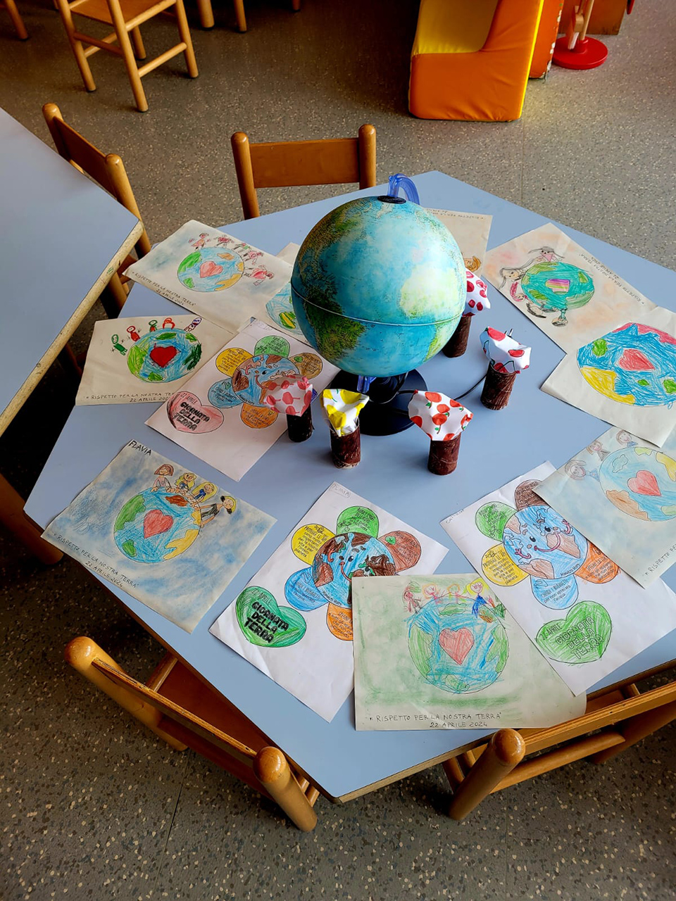 tavolo su cui sono presenti vari disegni creati da bambini tavolo su cui sono presenti vari disegni creati da bambini