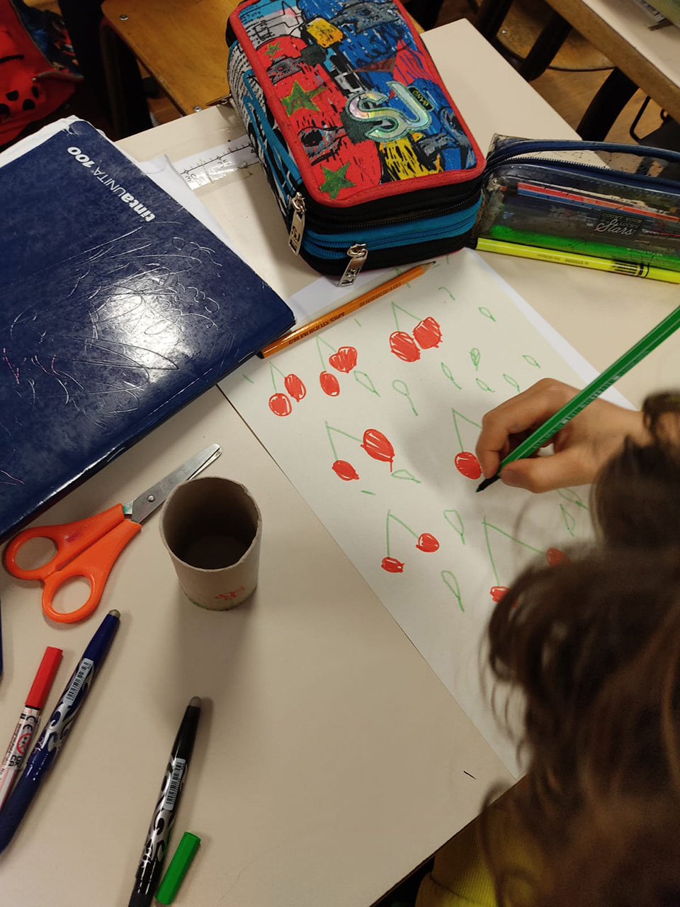 bambino che disegna bambino che disegna