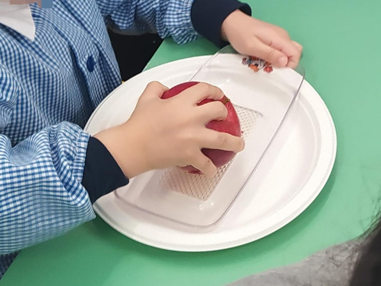 bambino grattugia una mela