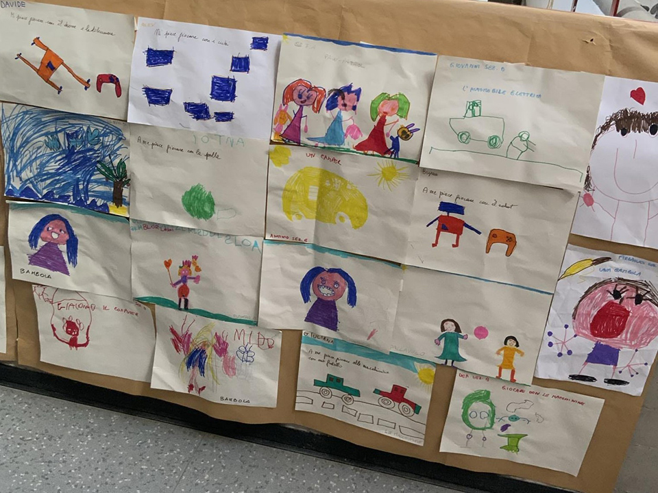 cartellone con vari disegni creati da bambini cartellone con vari disegni creati da bambini