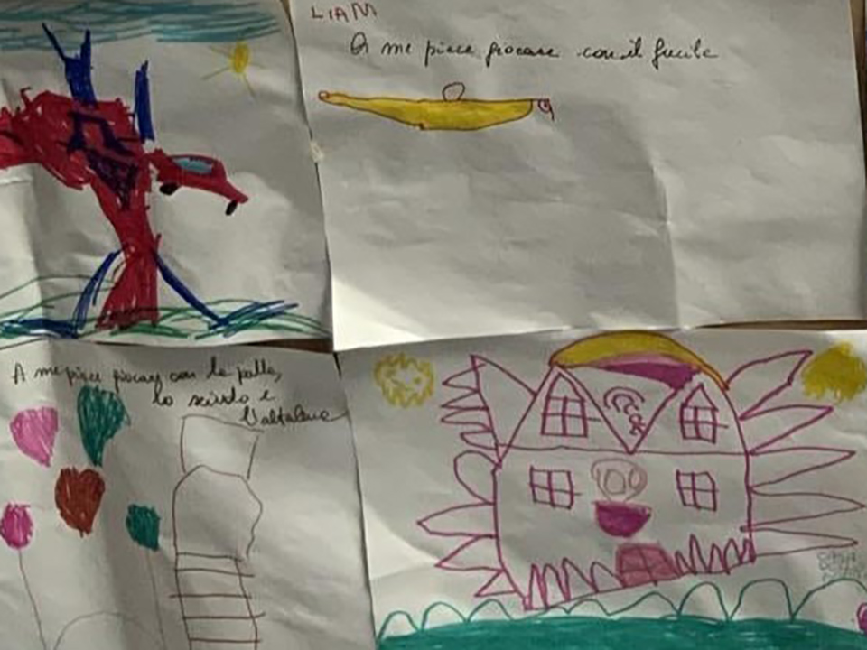 cartellone con vari disegni creati da bambini cartellone con vari disegni creati da bambini