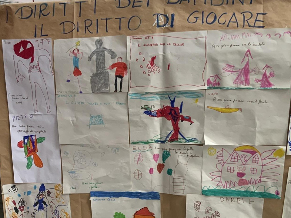 cartellone con vari disegni creati da bambini cartellone con vari disegni creati da bambini
