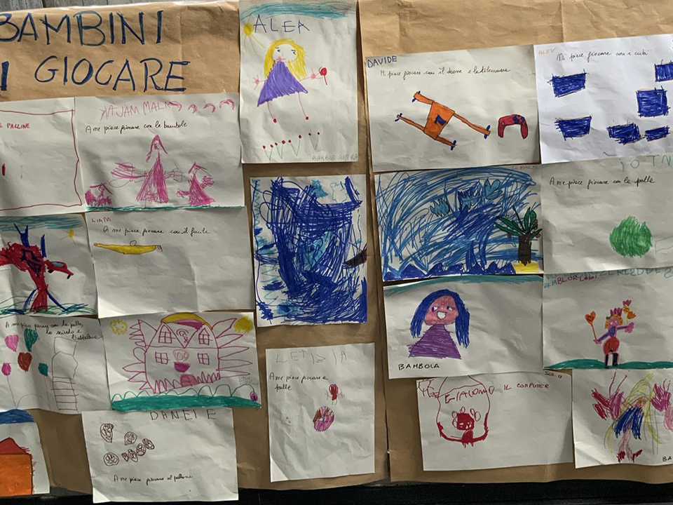cartellone con vari disegni creati da bambini cartellone con vari disegni creati da bambini