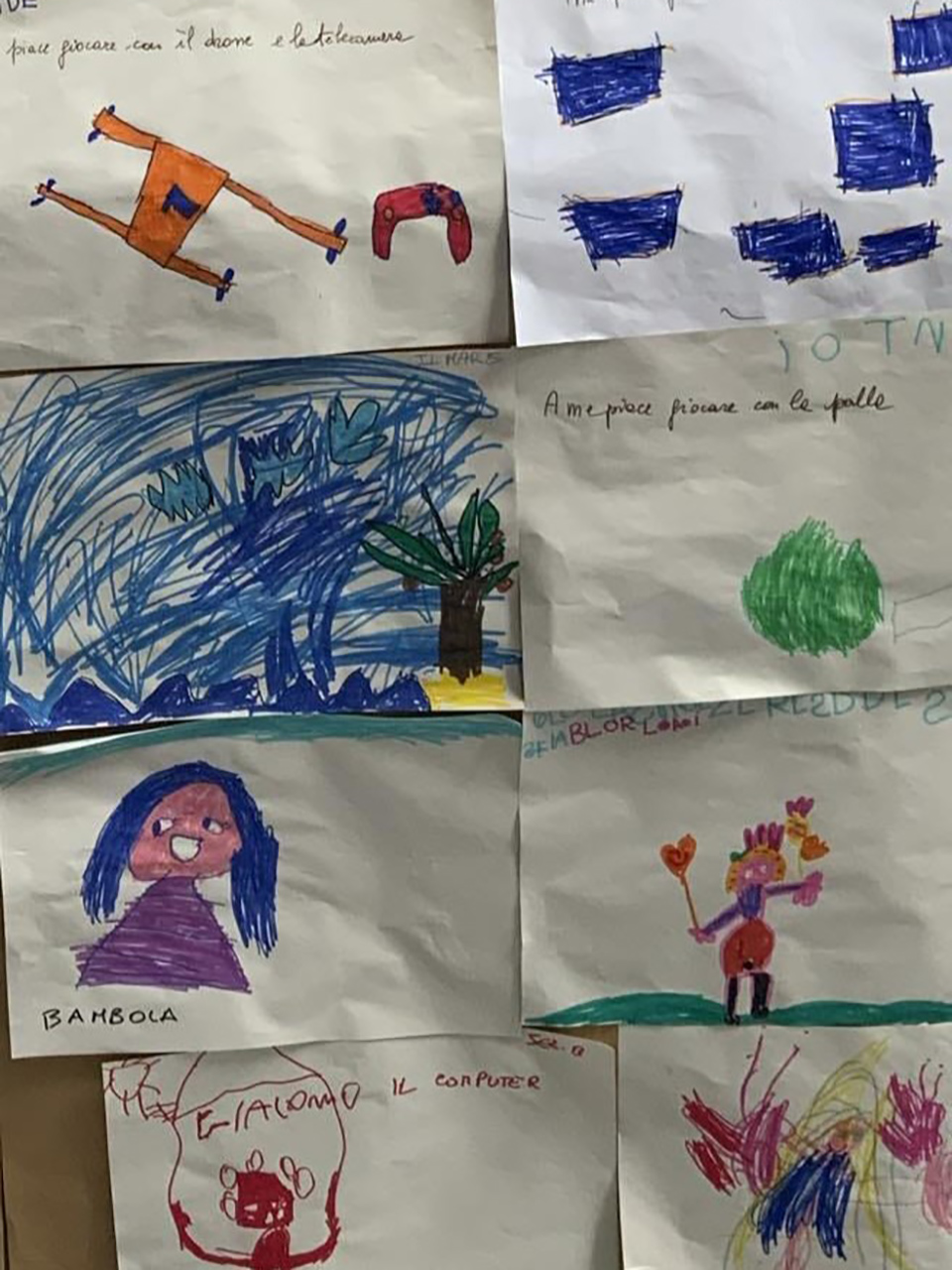 cartellone con vari disegni creati da bambini cartellone con vari disegni creati da bambini