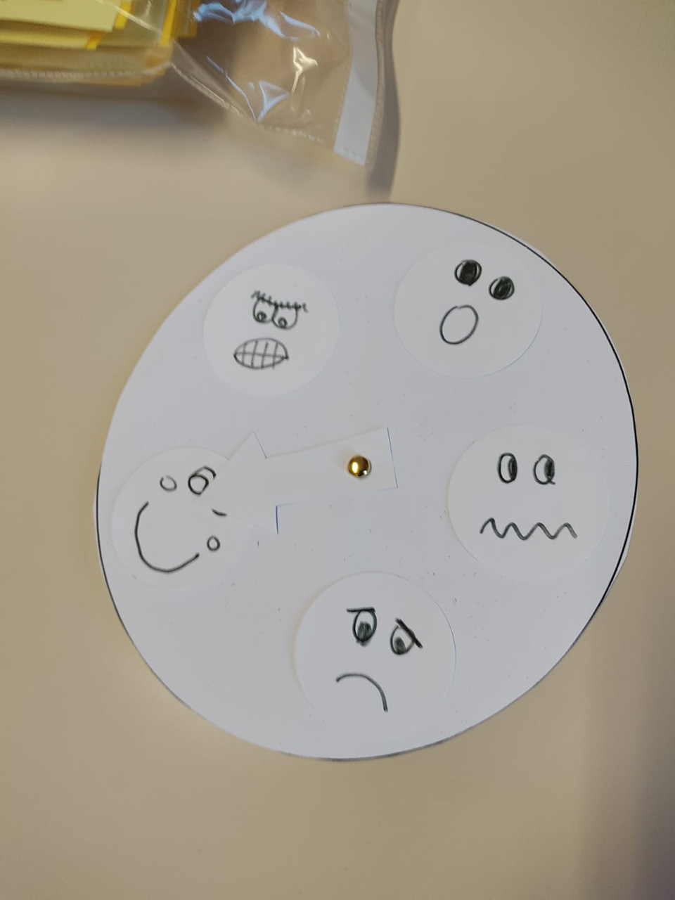 Disegno fatto da bambino. cerchio con varie facce con emozioni differenti Disegno fatto da bambino. cerchio con varie facce con emozioni differenti