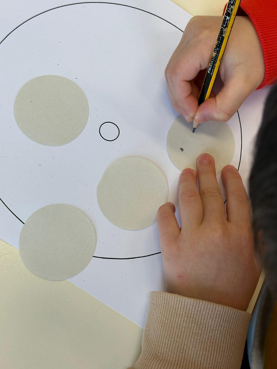 Bambino che si appresta a disegnare cerchio con varie facce con emozioni differenti Bambino che si appresta a disegnare cerchio con varie facce con emozioni differenti