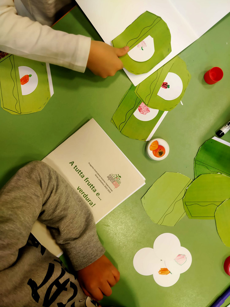 copertina documento a tutta frutta e verdura con disegno creato da bambino e vari disegni creati da bambini