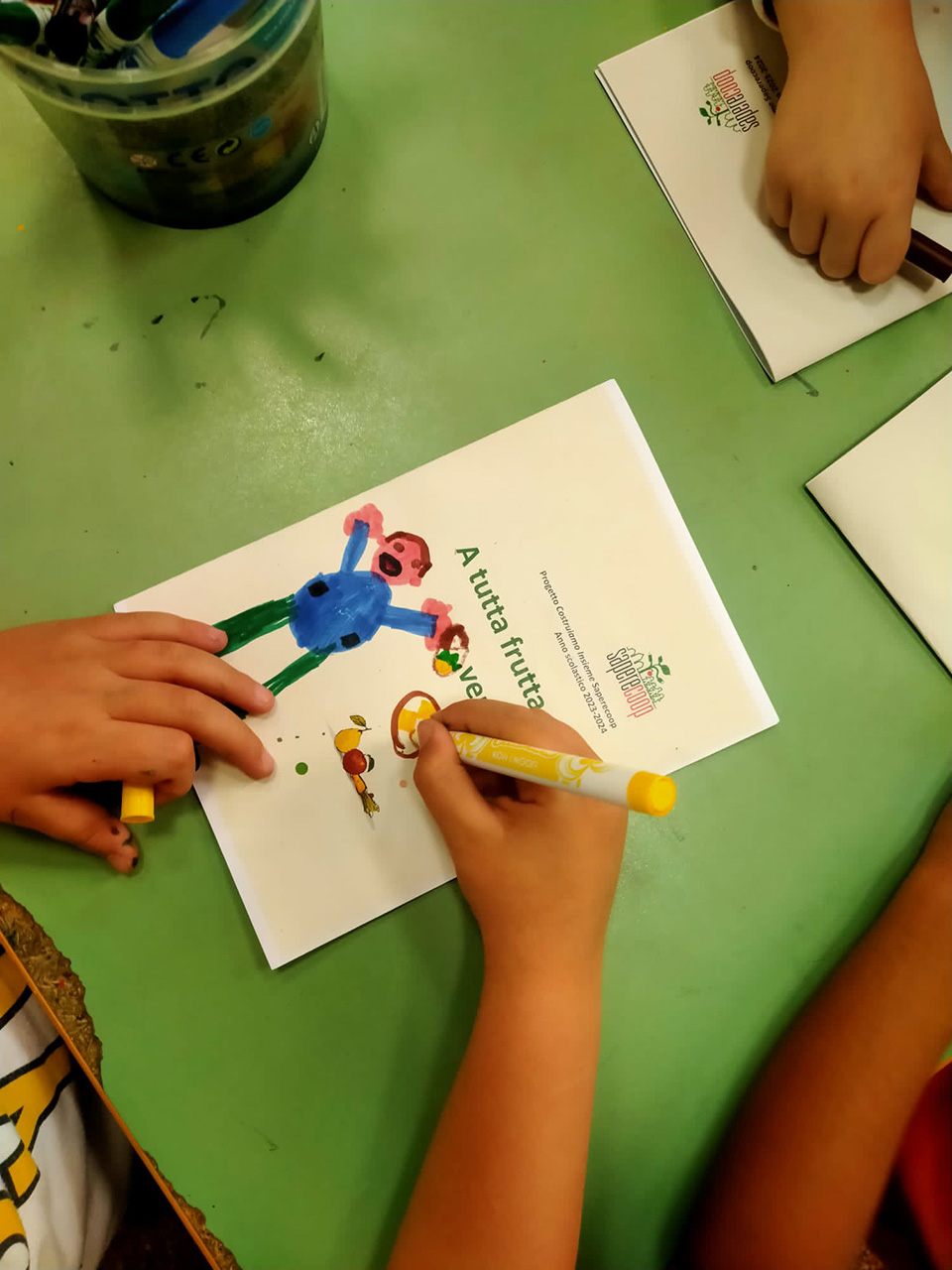 copertina documento a tutta frutta e verdura con disegno creato da bambino