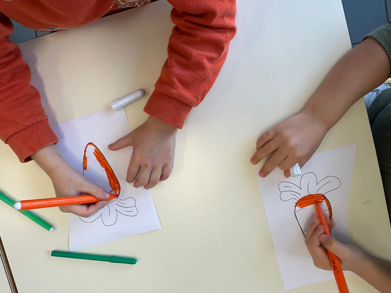bambini che disegnano bambini che disegnano