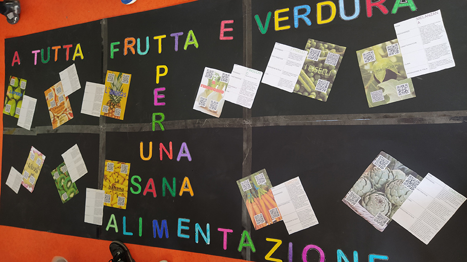 cartellone a tutta frutta e verdura per una sana alimentazione con avari disegni fatti da bambini cartellone a tutta frutta e verdura per una sana alimentazione con avari disegni fatti da bambini