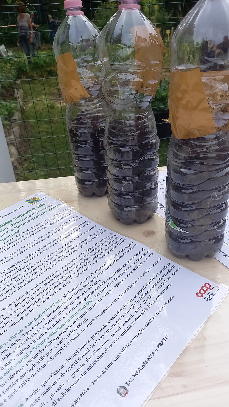 bottiglie di plastica su tavolo bottiglie di plastica su tavolo