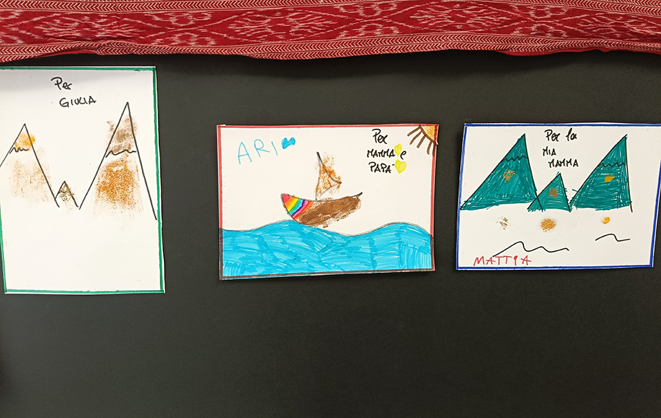 foto di cartellone con disegni creati da bambini foto di cartellone con disegni creati da bambini