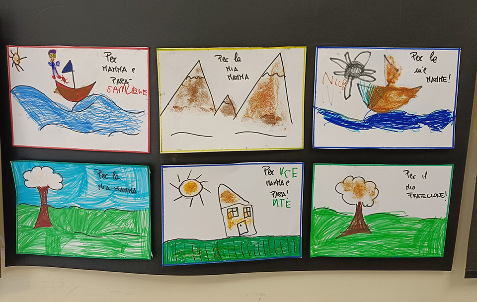 foto di cartellone con disegni creati da bambini foto di cartellone con disegni creati da bambini