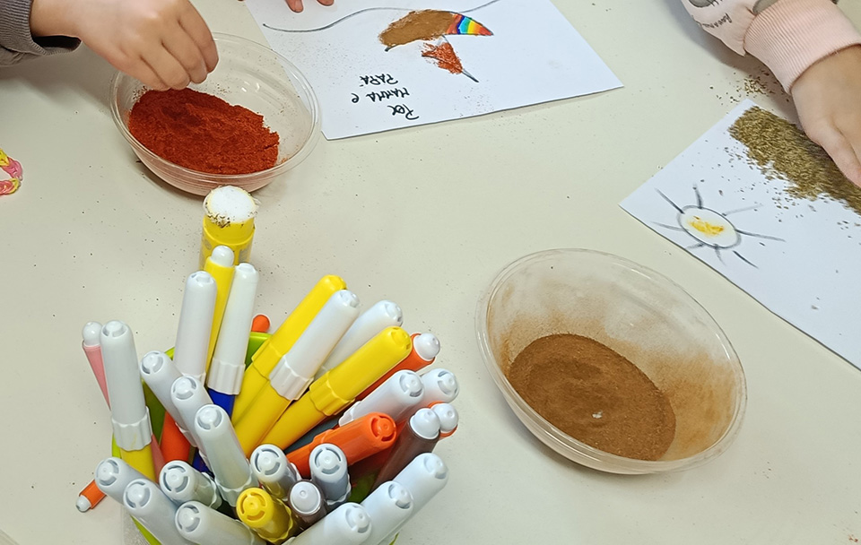 foto di tavolo con pennarelli e disegni creati da bambini foto di tavolo con pennarelli e disegni creati da bambini