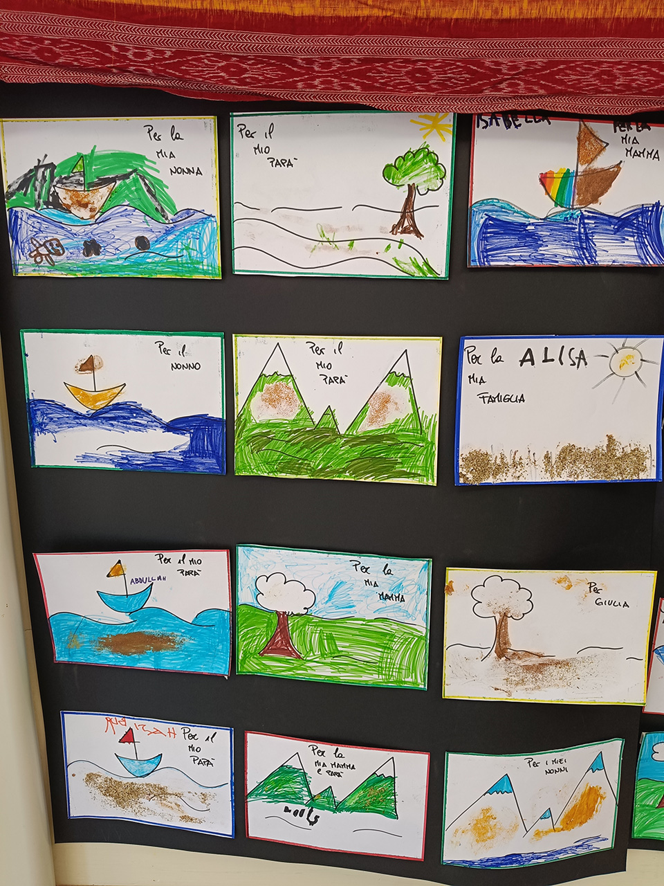 foto di cartellone con disegni creati da bambini foto di cartellone con disegni creati da bambini