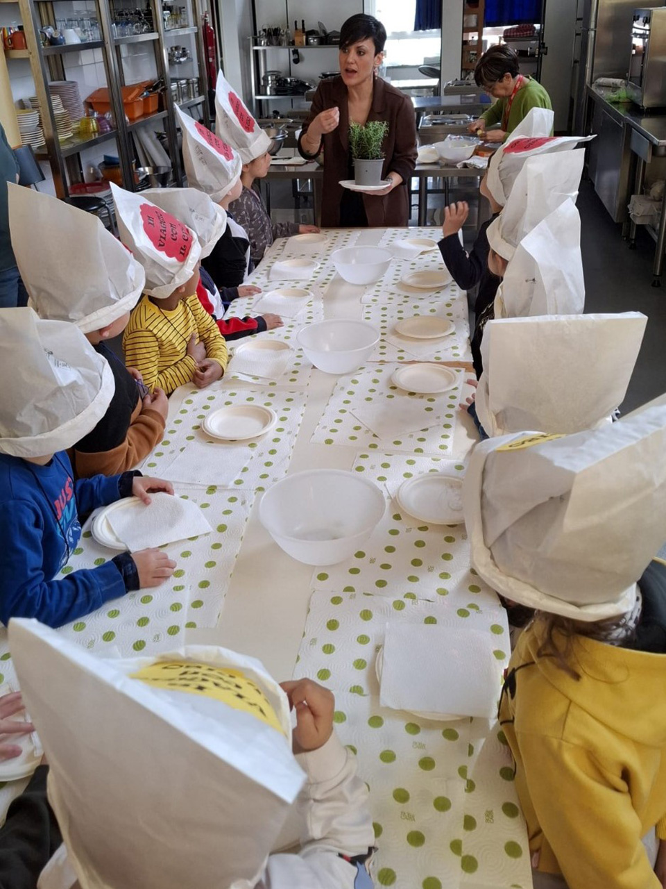 foto di bambini seduti a tavola foto di bambini seduti a tavola