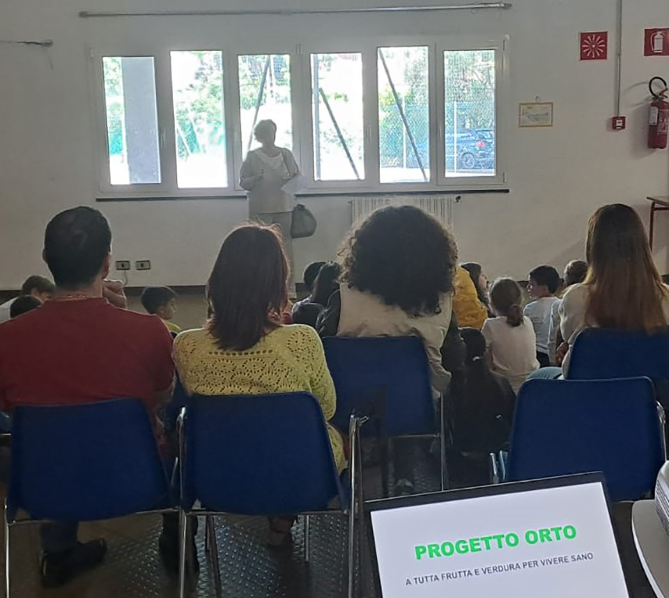 aula con persone di spalle per progetto orto aula con persone di spalle per progetto orto