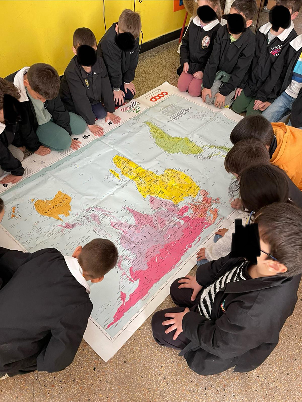 foto di bambini seduti inctrono alla mappa del mondo foto di bambini seduti inctrono alla mappa del mondo