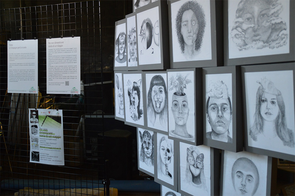 foto, disegni, locandine esposte per una mostra foto, disegni, locandine esposte per una mostra