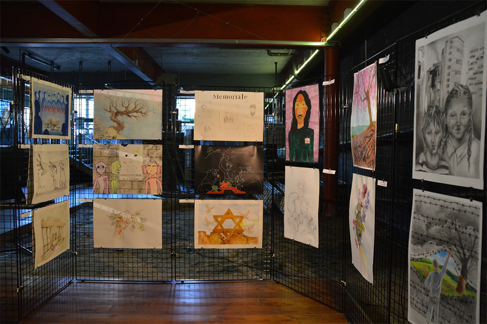 foto, disegni, locandine esposte per una mostra foto, disegni, locandine esposte per una mostra