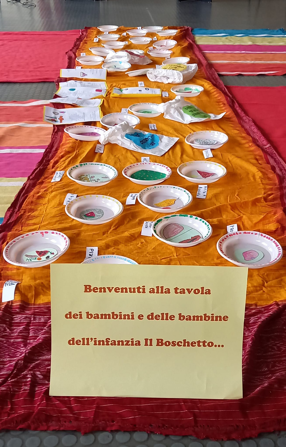 foto di piatti di plastica con disegni di cibi foto di piatti di plastica con disegni di cibi