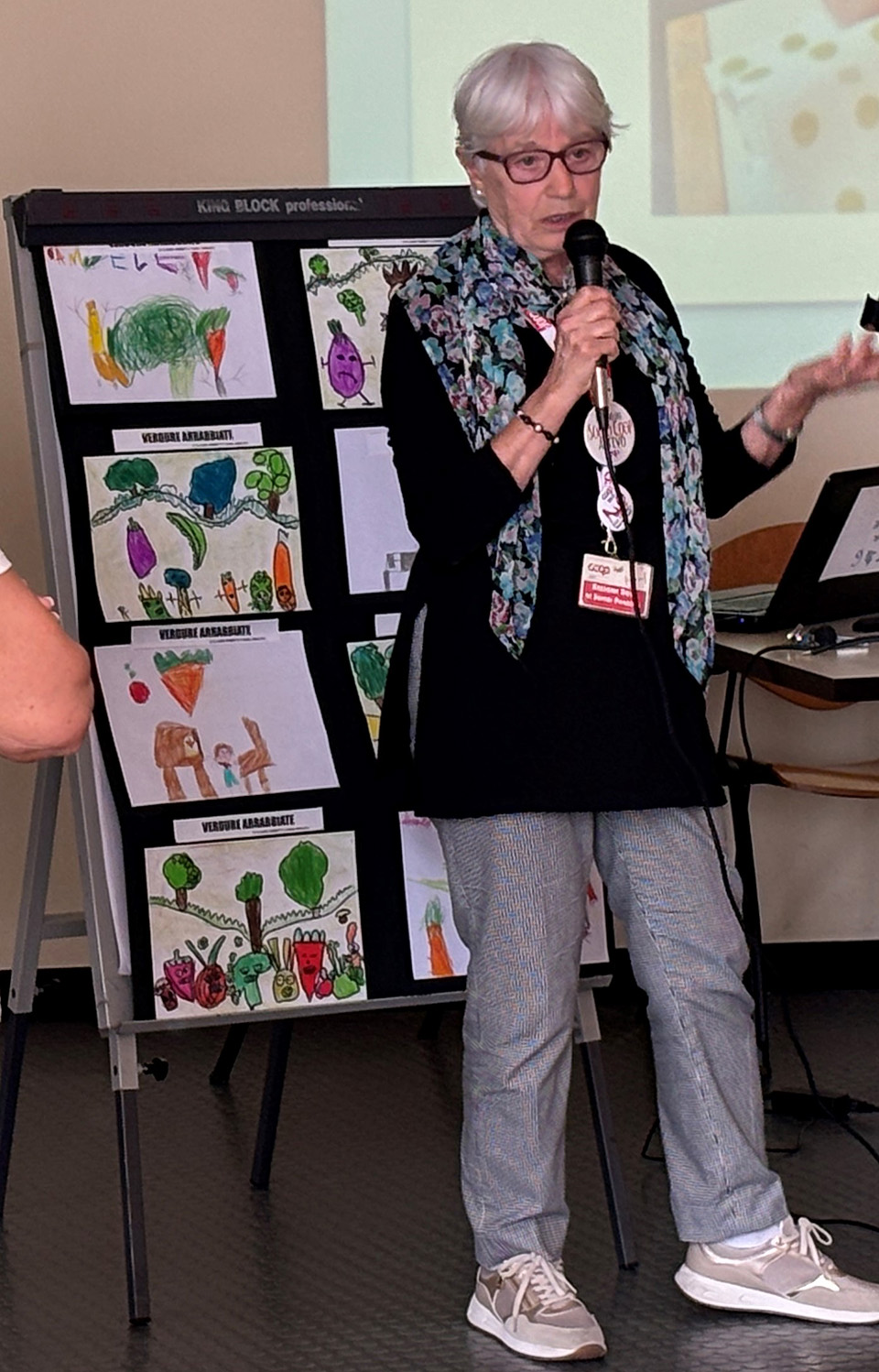 foto di donna con microfono e disegni di bambini foto di donna con microfono e disegni di bambini