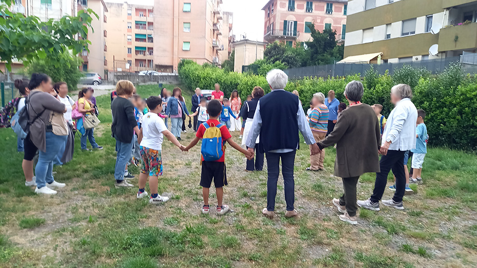 foto di persone in cerchio che si tengono per mano foto di persone in cerchio che si tengono per mano