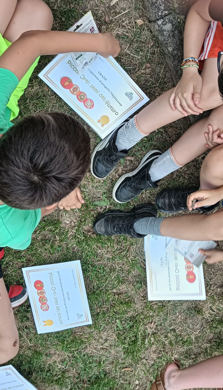 foto di bambini con attestato piccoli orti semi del futuro foto di bambini con attestato piccoli orti semi del futuro