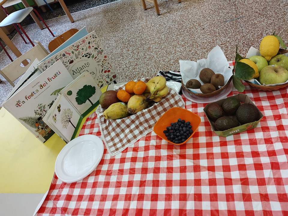 foto di tavolo con cesto dii frutta, verdura e libri foto di tavolo con cesto dii frutta, verdura e libri