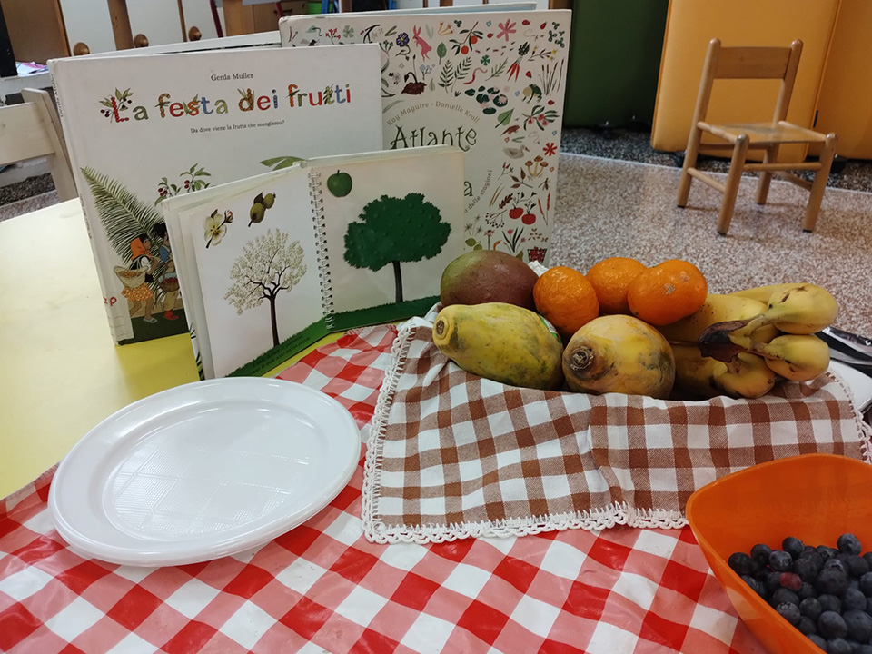foto di tavolo con cesto dii frutta, verdura e libri foto di tavolo con cesto dii frutta, verdura e libri
