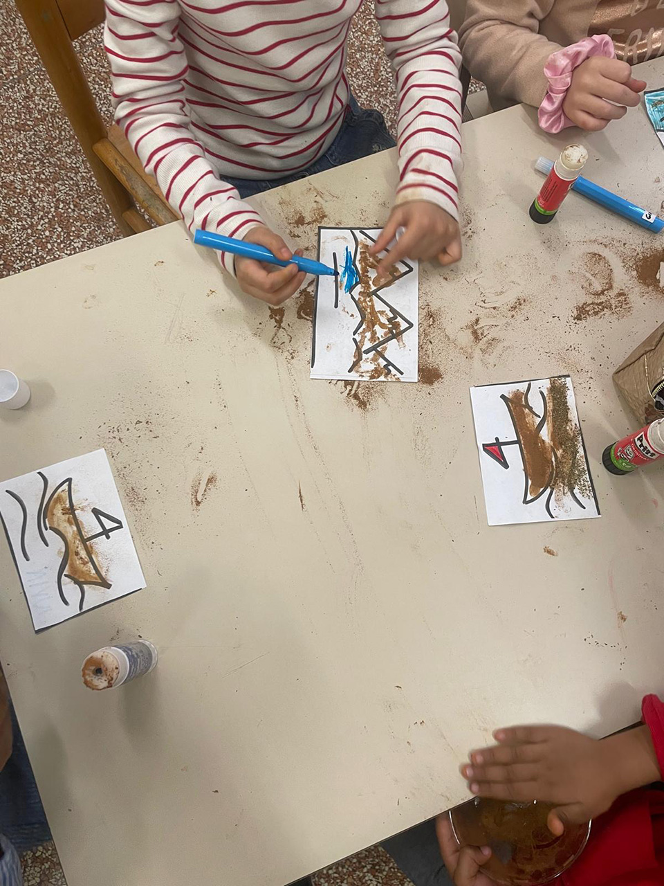 foto di tavolo con bambini che disegnano foto di tavolo con bambini che disegnano
