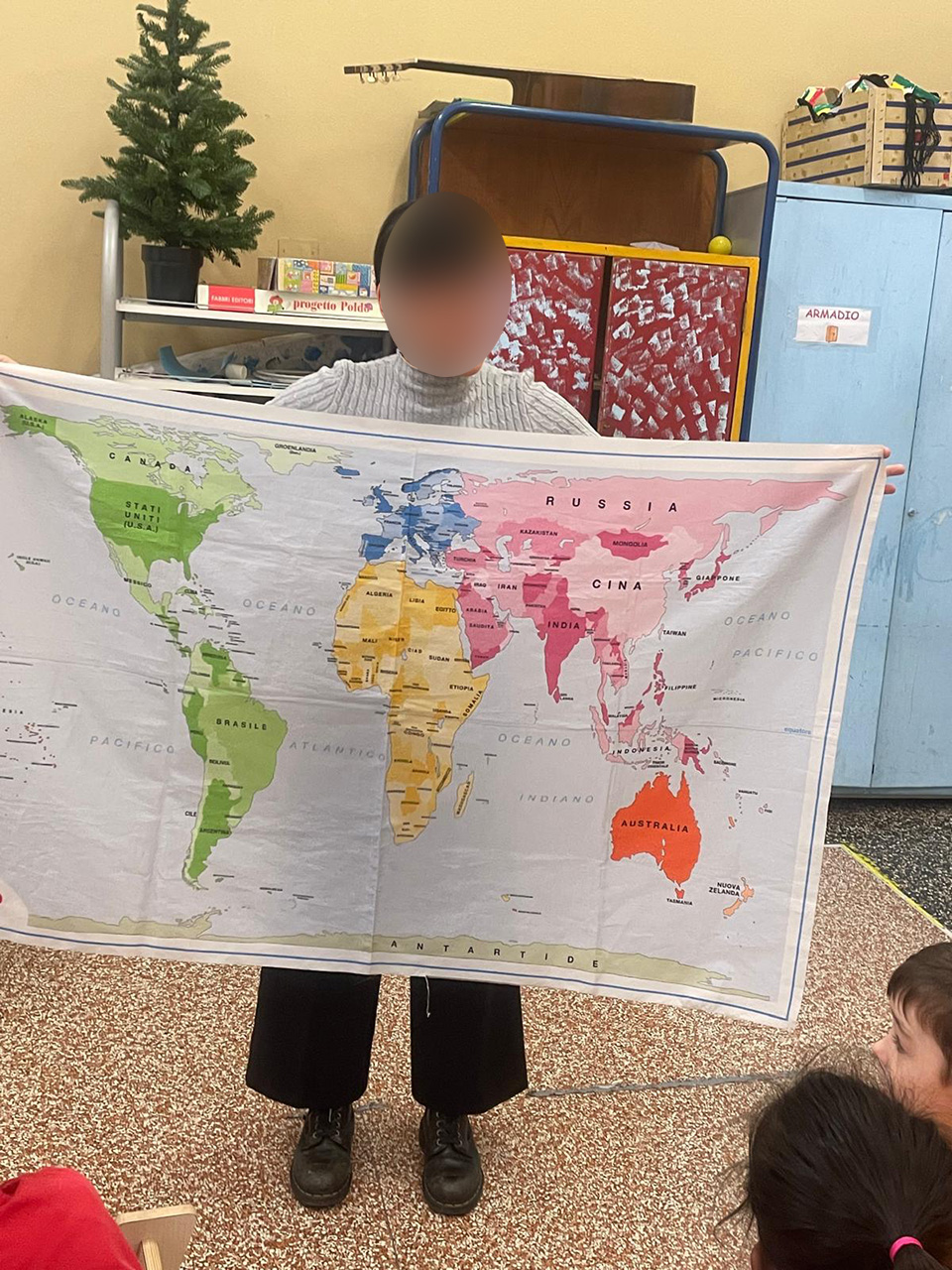 donna che mostra la cartina del mondo donna che mostra la cartina del mondo