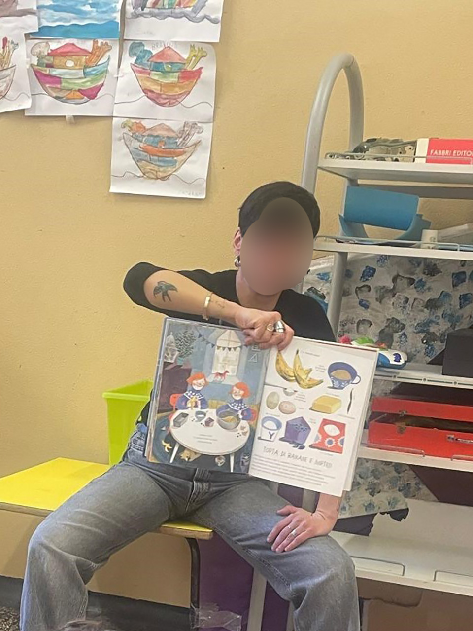 foto di donna seduta che mostra un libro foto di donna seduta che mostra un libro